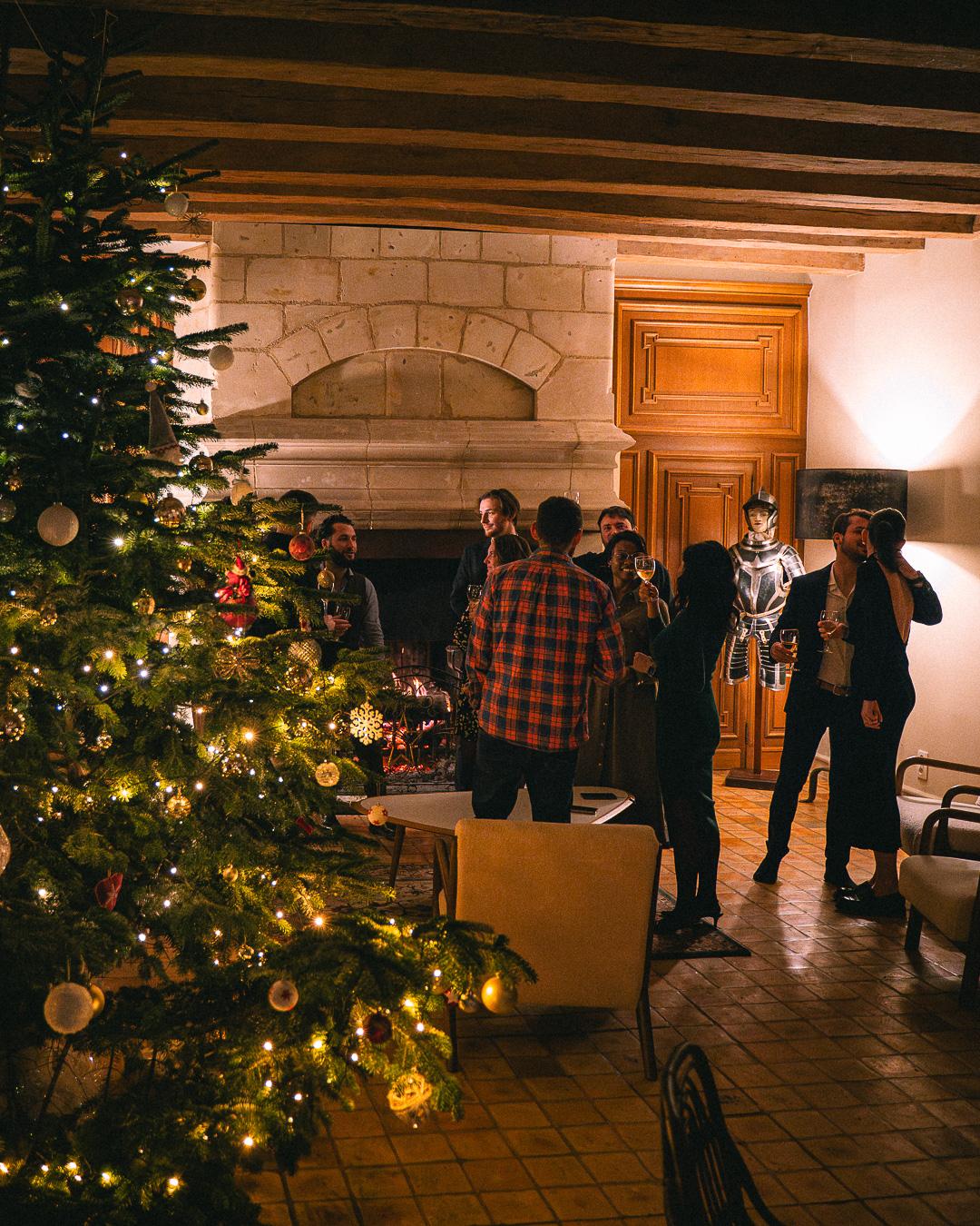 Image of La Roche Cotard with people around a table in the coliving space in Langeais